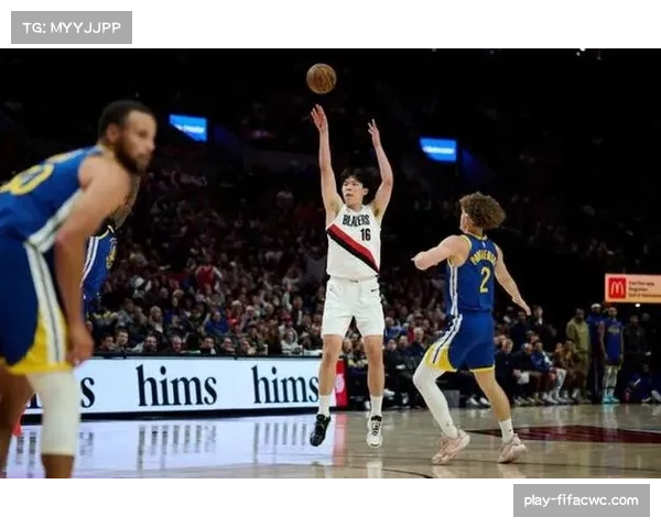 杨瀚森两帽贡献稳健 库里35分难阻开拓者八人上双大胜勇士